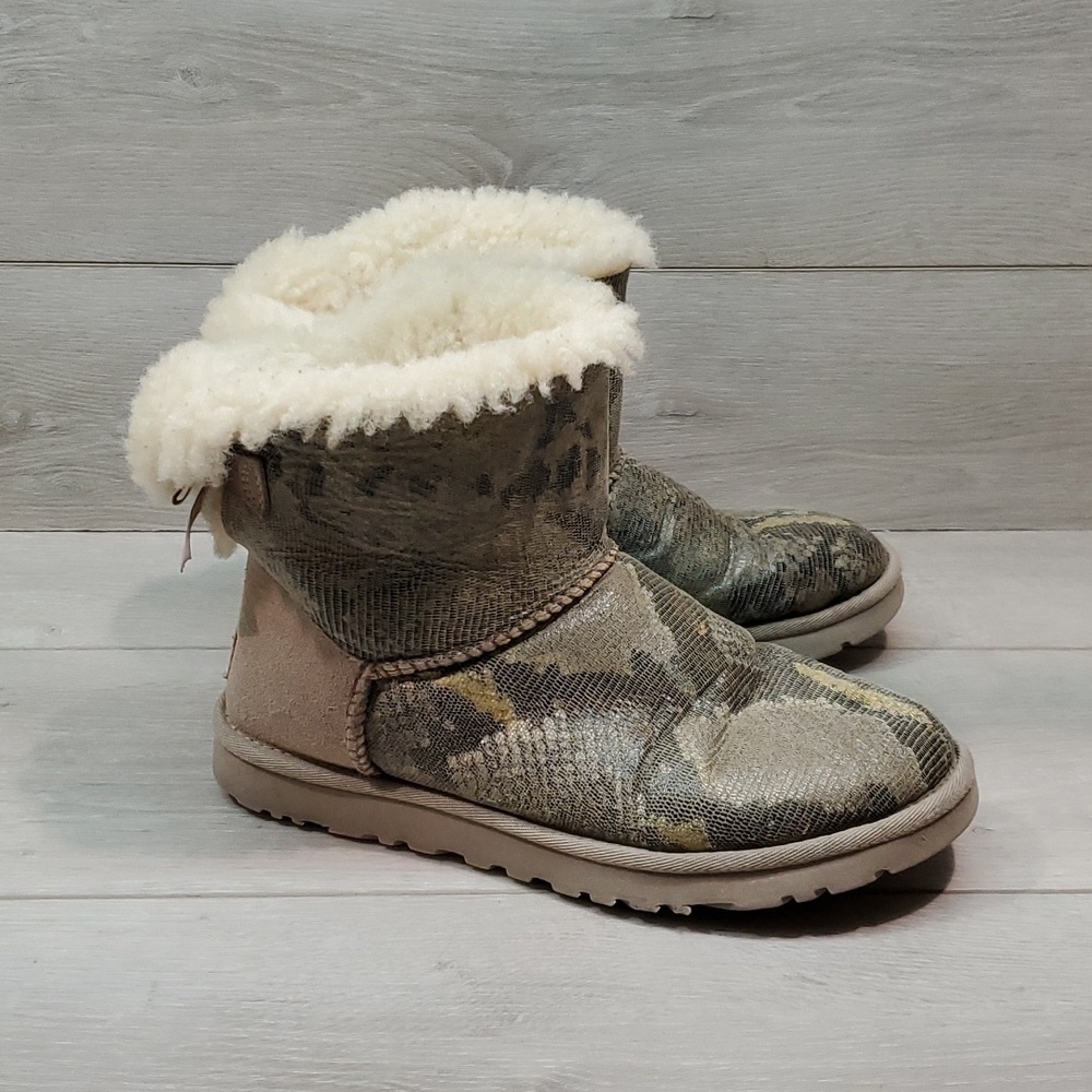 Ugg Australia Women Bailey Bow Short Snake Sheepskin Boots shoes sz 6